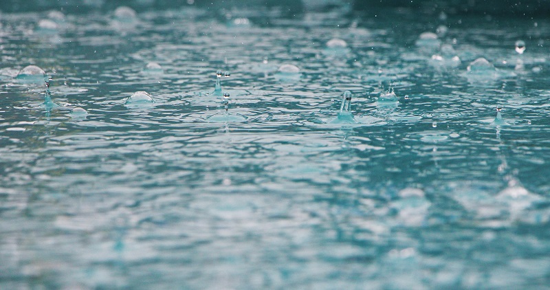 雨がふると一大事－日本のにわか雨程度で道路は冠水